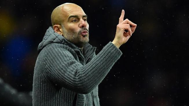 Manajer Manchester City, Pep Guardiola memberikan instruksi pada para pemainnya pada laga lanjutan Liga Inggris 2018/2019 kontra Watford di Vicarage Road, Rabu (5/12/2018) dini hari WIB. [Ben STANSALL / AFP]