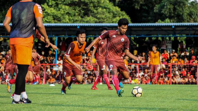 Sejumlah pemain Persija Jakarta menjalani latihan perdana jelang pertiandingan musim 2019 di Lapangan Aldiron, Jakarta, Senin (7/1/). [ANTARA FOTO/Putra Haryo Kurniawan]