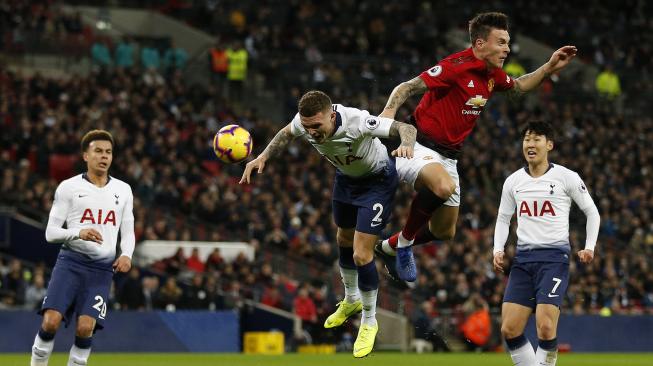 Bek Manchester United Victor Lindelof bersaing dengan bek Tottenham Hotspur Kieran Trippier selama pertandingan sepak bola Liga Premier Inggris antara Tottenham Hotspur melawan Manchester United di Stadion Wembley, London,Inggris, Minggu (13/1). [AFP/Ian Kington]