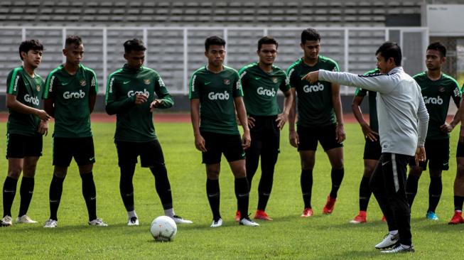 Pelatih Timnas Indonesia U-22 Indra Sjafri (kedua kanan) memberikan intruksi kepada pemain saat sesi latihan di Lapangan Madya, Komplek SUGBK, Senayan, Jakarta, Selasa (8/1/2019).Timnas U-22 yang terdiri dari 38 pemain hasil seleksi menjalani pemusatan latihan untuk persiapan Piala AFF U-22 di Kamboja, Kualifikasi AFC U-23 di Vietnam, dan Sea Games 2019 di Filipina. ANTARA FOTO/Putra Haryo Kurniawan