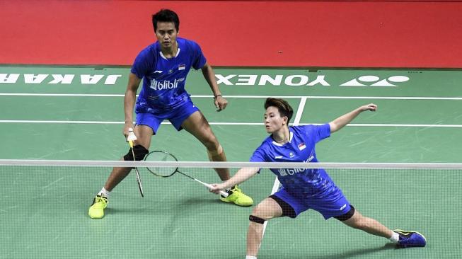 Ganda campuran Indonesia Liliyana Natsir (kanan) dan Tontowi Ahmad berusaha mengembalikan kok ke ganda campuran Malaysia Chan Peng Soon dan Goh Liu Ying saat pertandingan semifinal Daihatsu Indonesia Masters 2019 di Istora Senayan, Jakarta, Sabtu (26/1/2019). Owi/Butet lolos ke final setelah menang dengan skor 22-20 dan 21-11. ANTARA FOTO/Hafidz Mubarak A