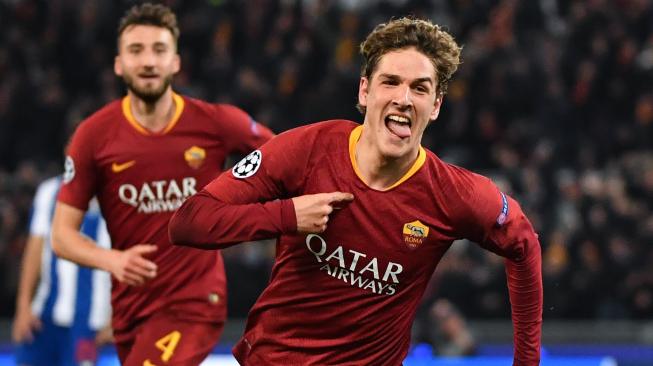 Gelandang AS Roma Nicolo Zaniolo merayakan golnya setelah membuka kemenangan AS Roma atas Porto di leg pertama Liga Champions. Andreas SOLARO / AFP