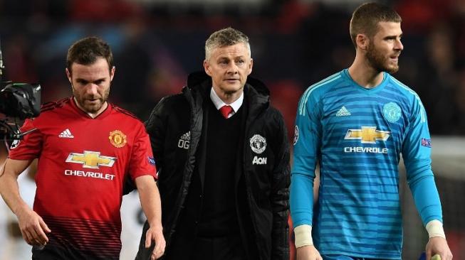 Ekspresi kekecewaan caretaker Manchester United, Ole Gunnar Solskjaer (tengah), gelandang Juan Mata dan kiper David De Gea setelah timnya takluk 0-2 dari Paris Saint-Germain pada laga leg pertama babak 16 besar Liga Champions 2018/2019 di Old Trafford, Rabu (13/2/2019) dini hari WIB. [Paul ELLIS / AFP]