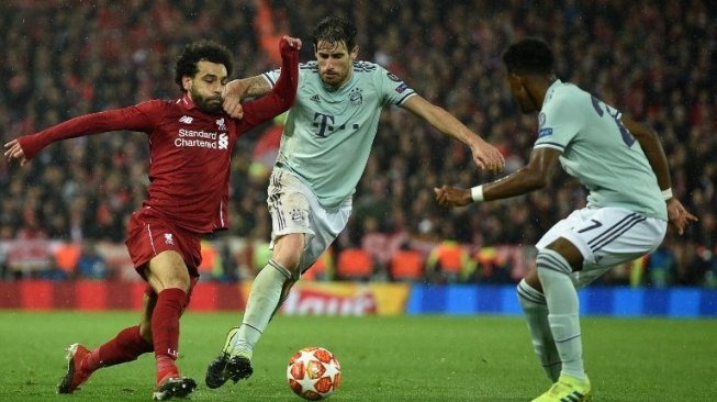 Pemain Liverpool Mohamed Salah (kiri) ditempel ketat pemain Bayern Munich Javi Martinez (tengah) dan David Alaba saat laga Liga Champions di Anfield. Oli SCARFF / AFP