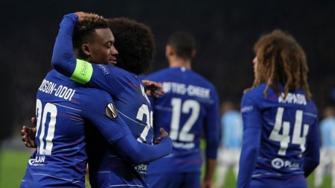 Gelandang Chelsea Callum Hudson-Odoi (kiri) merayakan golnya ke gawang Malmo dengan Willian di Liga Europa di Stamford Bridge. Daniel LEAL-OLIVAS / AFP