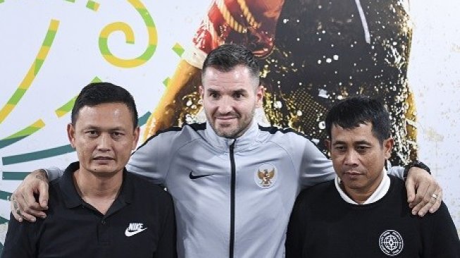 Pelatih Timnas Indonesia Simon McMenemy (tengah) berpose bersama asisten pelatih timnas Yeyen Tumena (kiri) dan Joko Susilo (kanan) saat menggelar konferensi pers di kantor PSSI, FX Senayan, Senin (25/2/2019). Simon McManemy menunjuk Yeyen Tumena, Joko Susilo dan Alan Haviludin sebagai asisten pelatih Timnas Indonesia sebelum menggelar pemusatan latihan untuk timnas di Australia dan Bali pada 6-21 Maret. ANTARA FOTO/Hafidz Mubarak A