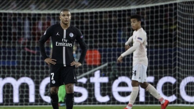 Ekspresi striker PSG, Kylian Mbappe usai gagal memanfaatkan peluang gol saat menjamu Manchester United di leg 2 babak 16 besar Liga Champions, Kamis (7/3) dini hari WIB. (Foto: AFP)