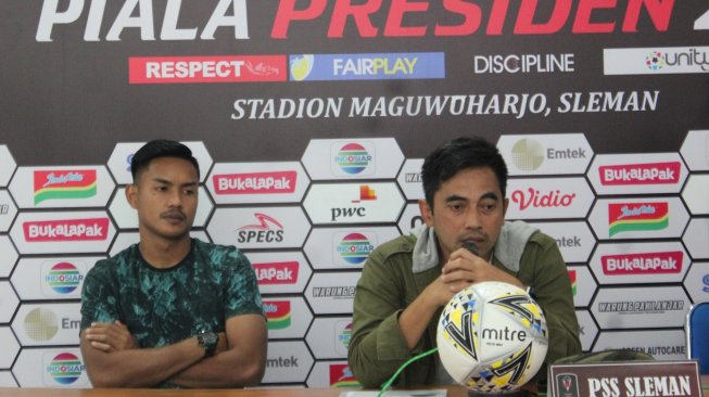 Pelatih PSS Sleman, Seto Nurdiantoro (kanan), saat menghadiri konferensi pers di Stadion Maguwoharjo, Sleman, Kamis (7/3/2019). (www.mxkc.sbs/Irwan Febri Rialdi)