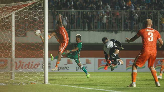 Pesepak bola PSS Sleman Kushedya Hari Yudo (tengah) mencoba mencetak gol ke gawang Borneo FC saat laga Piala Presiden 2019 di Stadion Maguwoharjo, Sleman, DI Yogyakarta, Jumat (8/3/2019). Dalam pertandingan tersebut PSS Sleman berhasil mengalahkan Borneo FC dengan skor 2-0. ANTARA FOTO/Hendra Nurdiyansyah/