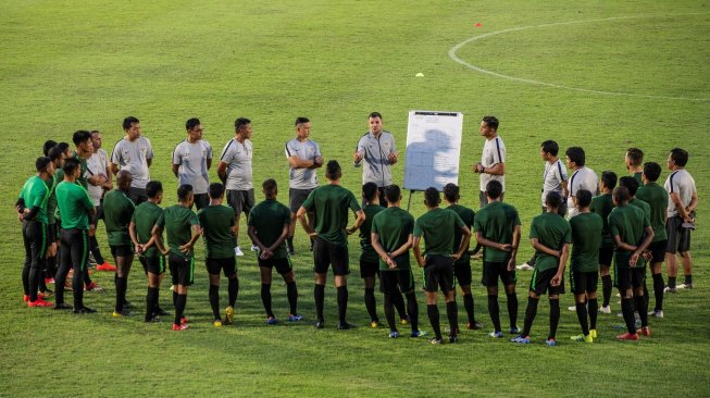 Pelatih timnas Indonesia Simon McMenemy (tengah) menyampaikan arahan kepada para pesepak bola timnas senior Indonesia dalam sesi latihan di Stadion Madya, Kompleks Gelora Bung Karno, Senayan, Jakarta, Jumat (8/3/2019).. ANTARA FOTO/Aprillio Akbar