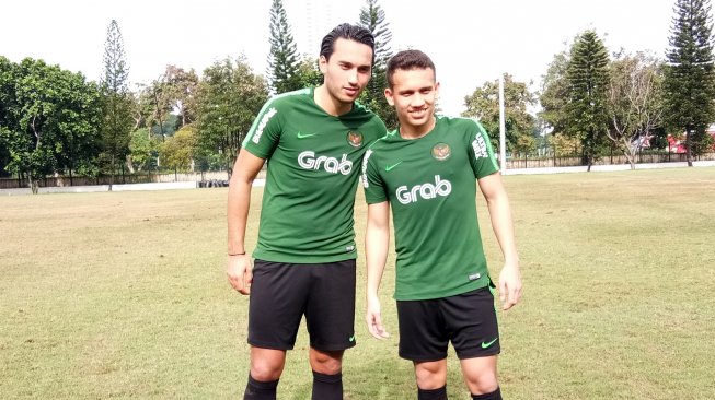 Ezra Walian dan Egy Maulana Vikri usai mengikuti latihan latihan timnas Indonesia U-23 di Lapangan ABC, Senayan, Jakarta, Kamis (13/3/2019).(Suara.com/Adie Prasetyo)