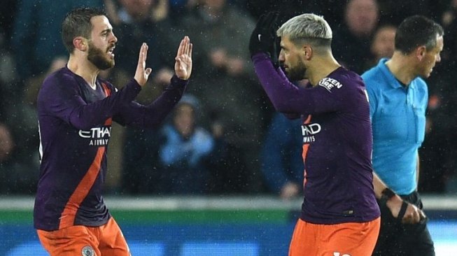 Gelandang Manchester City Bernardo Silva (kiri) merayakan golnya ke gawang Swansea City dengan Sergio Aguero di Piala FA di  Liberty Stadium. Oli SCARFF / AFP