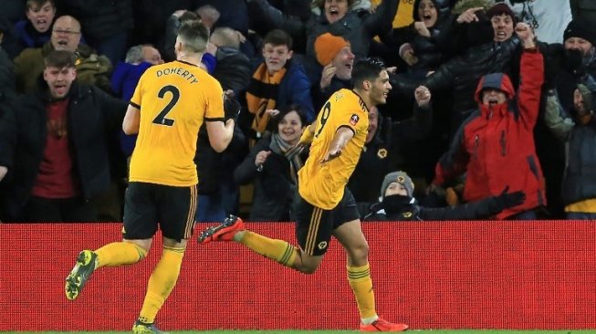 Striker Wolverhampton Wanderers Raul Jimenez (kanan) merayakan golnya ke gawang Manchester United di perempat final Piala FA. Lindsey PARNABY / AFP