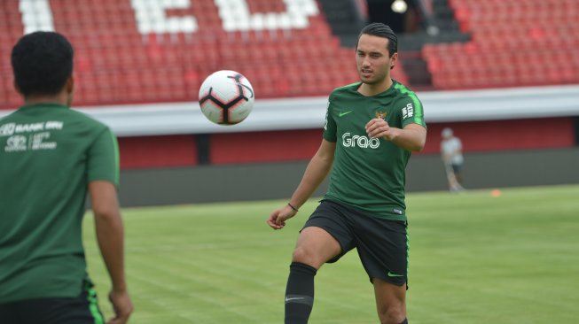 Pemain Timnas U-23 Indonesia Ezra Walian memainkan bola saat latihan di Stadion I Wayan Dipta, Gianyar, Bali, Jumat (15/3/2018). Jelang kualifikasi Piala Asia U-23 di Vietnam, Timnas Indonesia melakukan pemusatan latihan di Bali sekaligus akan uji coba melawan Bali United. ANTARA FOTO/Nyoman Budhiana/