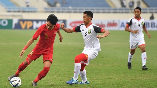 Gelandang Timnas Indonesia U-23,Witan Sulaeman (nomor 8) beraksi di laga kontra Brunei Darussalam pada pertandingan matchday 3 Grup K Kualifikasi Piala Asia U-23 2020 di My Dinh National Stadium, Hanoi, Vietnam, Selasa (26/3/2019) sore WIB. [ANTARA FOTO/R. Rekotomo]