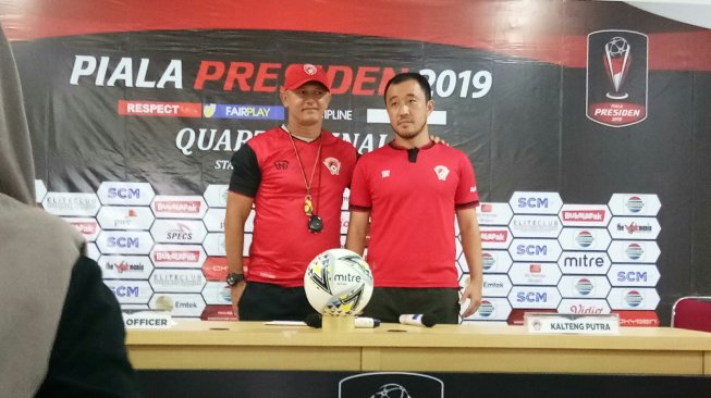 Pelatih Kalteng Putra Gomes de Olivera (kiri) dan Pemain Kalteng Putra Yu Hyun-koo (kanan) pada jumpa pers sehari jelang pertandingan. [Suara.com/Adie Prasetyo]