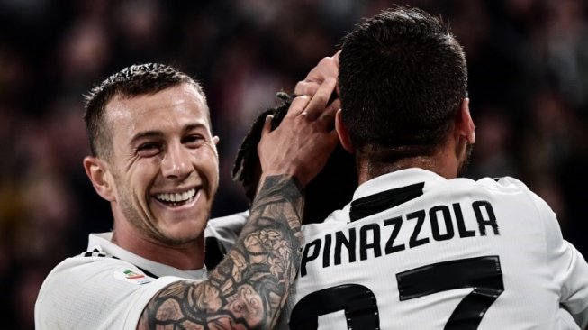 Pemain Juventus Federico Bernardeschi (kiri) dan Leonardo Spinazzola (kanan) merayakan gol Moise Kean ke gawang Empoli saat laga Liga Italia di Juventus stadium, Turin. Marco BERTORELLO / AFP