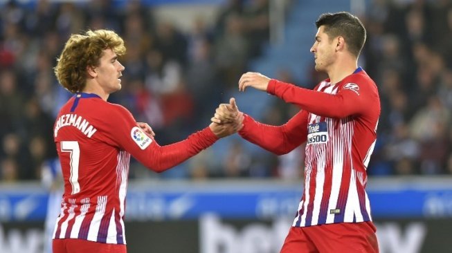 Striker Atletico Madrid Alvaro Morata (kanan) merayakan golnya ke gawang Alaves dengan Antoine Griezmann saat laga Liga Spanyol di Mendizorroza stadium. ANDER GILLENEA / AFP