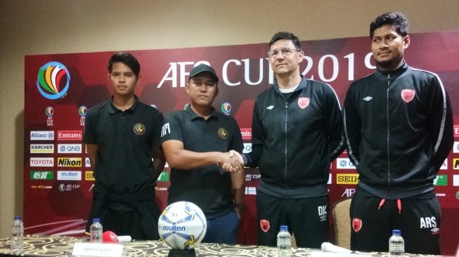 Pelatih PSM Darije Kalezic (kedua kanan) dan pemain Abdul Rahman (kanan) bersama dengan Pelatih Kaya Oloilo FC Noil Marcaida (kedua kiri) pada jumpa pers sehari jelang pertandingan. (Suara.com/ Adie Prasetyo) 