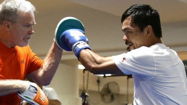 Manny Pacquiao (kanan) saat berlatih bersama Freddie Roach. [AFP/Tertius Pickard]