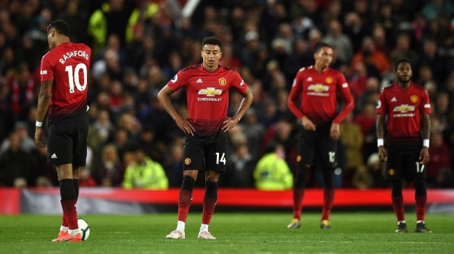 Ekspresi kekecewaan para pemain Manchester United pada laga Derby Manchester kontra Manchester City di Old Trafford, Kamis (25/4/2019) dini hari WIB. Man United akhirnya tumbang 0-2 pada laga tunda pekan ke-31 Liga Inggris 2018/2019 ini. [Oli SCARFF / AFP]