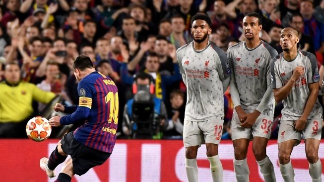 Aksi Lionel Messi ketika mencetak gol ke gawang Liverpool melalui sepakan bebas. (Jose Jordan/AFP)