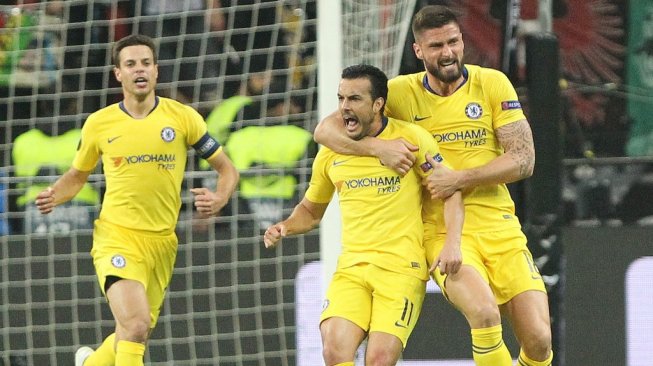 Winger Chelsea, Pedro Rodriguez (tengah) merayakan golnya ke gawang Eintracht Frankfurt bersama penyerang Olivier Giroud (kanan), dalam laga leg pertama semifinal Liga Europa 2018/2019 di Commerzbank-Arena, Frankfurt, Jumat (3/5/2019) dini hari WIB. [Daniel ROLAND / AFP]