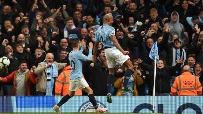 Bek Manchester City Vincent Kompany (kanan) merayakan golnya ke gawang Leicester City di Etihad Stadium. Oli SCARFF / AFP