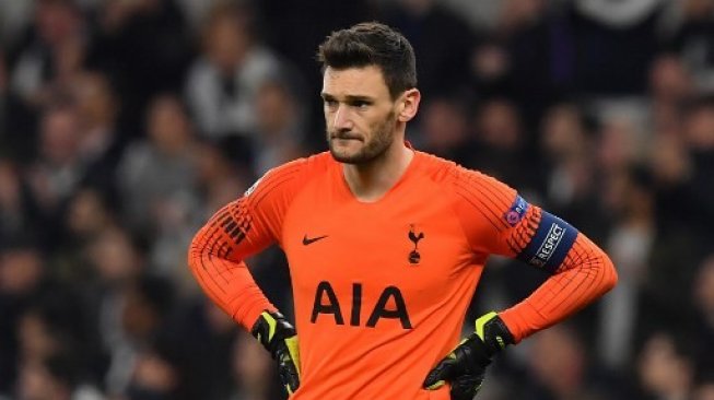 Kekecewaan Hugo Lloris usai Tottenham Hotspur dikalahkan Ajax Amsterdam pada leg pertama semifinal Liga Champions. (EMMANUEL DUNAND / AFP)