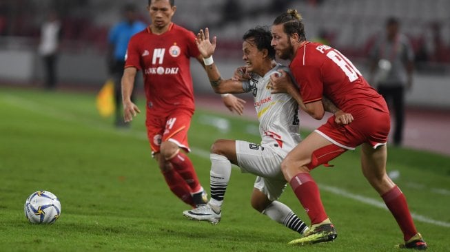 Pesepak bola Shan United FC Set Phyo Wai (tengah) mencoba melewati pesepak bola Persija Jakarta Steven Paulle (kanan) dan Ismed Sofyan (kiri) pada pertandingan Grup G Piala AFC 2019 di Stadion Utama Gelora Bung Karno, Jakarta, Rabu (15/5/2019). ANTARA FOTO/Wahyu Putro A.