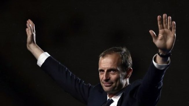 Pelatih Juventus Massimiliano Allegri merayakan gelar juara Liga Italia usai laga Juventus vs Atalanta. Isabella BONOTTO / AFP