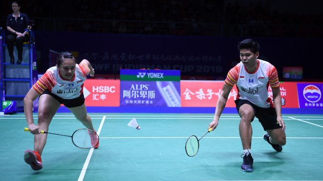 Pebulu tangkis ganda campuran Indonesia Praveen Jordan yang berpasangan dengan Melati Daeva Oktavianti mengembalikan kok ke arah pebulu tangkis Taiwan Wang Chi-Lin dan Hsieh Pei Shan pada babak perempat final Piala Sudirman 2019 di Guangxi Sports Center Gymnasium, Nanning, China, Jumat (24/5/2019). ANTARA FOTO/Wahyu Putro A