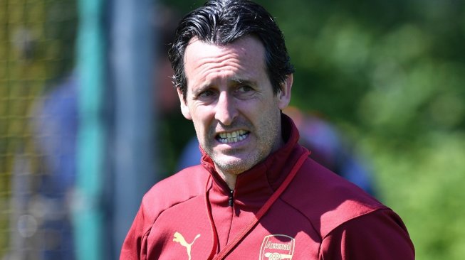 Pelatih Arsenal, Unai Emery memimpin sesi latihan timnya jelang laga final Liga Europa 2018/19 kontra Chelsea. [OLLY GREENWOOD / AFP]