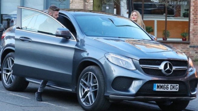 De Ge bersama kekasihnya, Edurne Garcia Almagro masuk ke dalam mobil Mercedes-Benz GLE class coupe (thesun.co.uk)