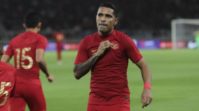 Striker Timnas Indonesia, Alberto Goncalves merayakan golnya ke gawang Vanuatu dalam laga uji coba internasional di Stadion Utama Gelora Bung Karno, Minggu (15/6/2019) malam WIB. [Suara.com / Muhaimin UNTUNG]