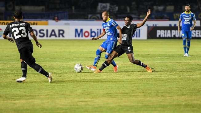 Pesepak bola Persib Bandung Supardi Nasir (kedua kiri) berebut bola dengan pesepak bola Tira Persikabo Osas Marvellous Ikpefua (kedua kanan) saat pertandingan Sepak Bola Liga 1 2019 di Stadion Si Jalak Harupat, Kabupaten Bandung, Jawa Barat, Selasa (18/6/2019). ANTARA FOTO/M Agung Rajasa