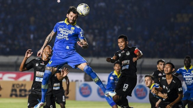 Pesepak bola Persib Bandung Bojan Malisic (kedua kiri) menyundul bola ke arah gawang Tira Persikabo saat pertandingan Sepak Bola Liga 1 2019 di Stadion Si Jalak Harupat, Kabupaten Bandung, Jawa Barat, Selasa (18/6/2019). ANTARA FOTO/M Agung Rajasa