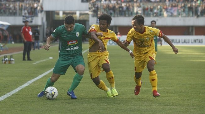 Pesepakbola PSS Sleman, Brian Federico (kiri) mencoba melewati dua pemain Bhayangkara FC pada laga Liga 1 2019 di Stadion Maguwoharjo, Sleman, Yogyakarta, Jumat (21/6/2019) sore WIB. [ANTARA FOTO/Hendra Nurdiyansyah]