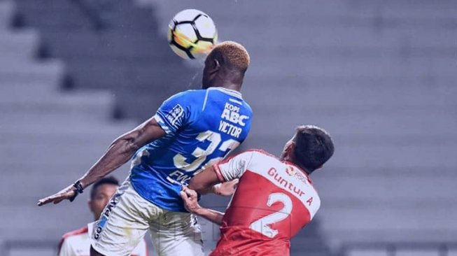 Pemain Madura United bergumul di udara dengan pemain Persib Bandung pada pertandingan Liga 1 2018 lalu. (Instagram/@persib_official)