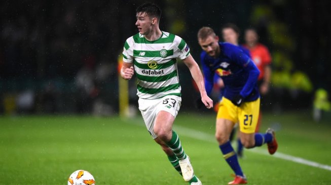 Bek Celtic FC, Kieran Tierney (kiri) menggiring bola saat melawan Liepzig di Stadion Celtic Park, Glasgow, Skotlandia. (ANDY BUCHANAN / AFP)