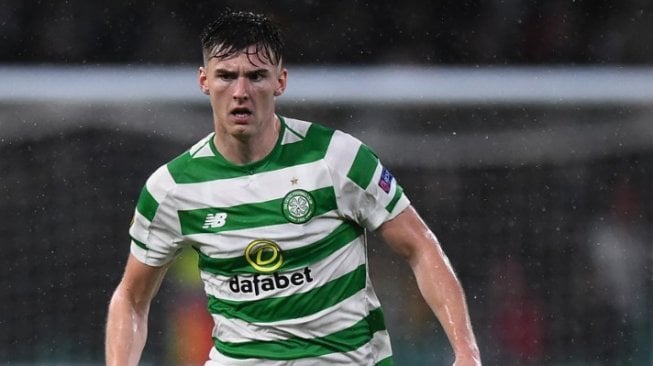 Bek Celtic FC, Kieran Tierney tengah menggiring bola saat pertandingan musim lalu. (ANDY BUCHANAN / AFP)