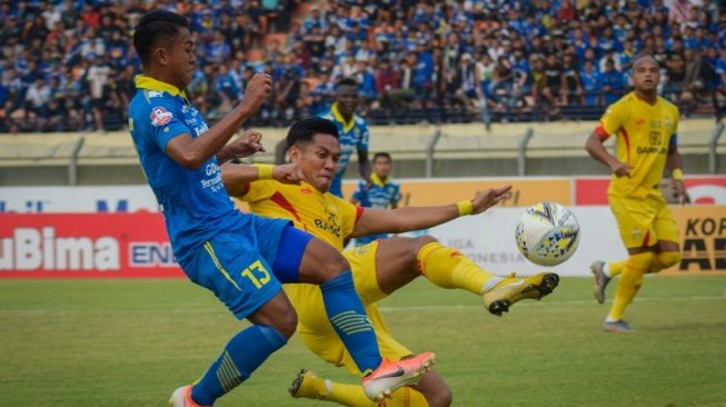 Winger Persib Bandung, Febri Hariyadi (kiri) berusaha melewati pesepakbola Bhayangkara FC, Jajang Mulyana (kedua kiri) pada pertandingan lanjutan Liga 1 2019 di Stadion Si Jalak Harupat, Bandung, Jawa Barat, Minggu (30/6/2019) sore. [ANTARA FOTO/Raisan Al Farisi]