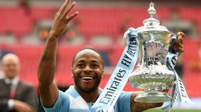 Raheem Sterling mengangkat trofi Piala FA usai Manchester City mengalahkan Watford di final yang berlangsung di Wembley, 18 Mei 2019 [AFP]