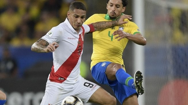 Penyerang Peru, Paolo Guerrero raih gelar top skor di Copa America 2019, Senin (8/7/2019). [JUAN MABROMATA / AFP]