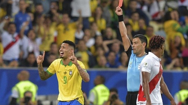 Momen di mana striker Brasil diberi kartu merah oleh wasit saat final Copa America 2019. (AFP)