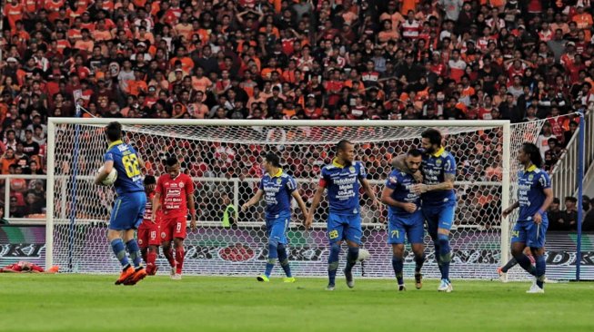 Pesepakbola Persib Bandung selebradi saat mencetak gol ke gawang Persija Jakarta di Stadion Utama Gelora Bung Karno (SUGBK), Senayan, Jakarta, Rabu (10/7). (Suara.com/Muhaimin A Untung)