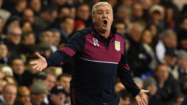 Steve Bruce, saat masih menukangi Aston Villa (Ben STANSALL / AFP)