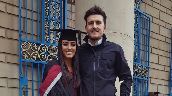 Fern Hawkins bersama Harry Maguire saat merayakan kelulusan pendidikan sarjananya di bidang Fisioterapi. (Instagram/@_fernhawkins)