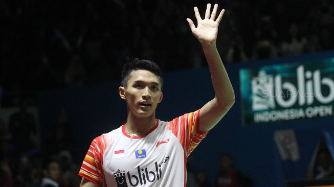 Pebulutangkis tunggal putra Indonesia, Jonatan Christie, menang di babak pertama Indonesia Open 2019 dengan mengalahkan Rasmus Gemke (Denmark) di Istora Senayan, Jakarta, Selasa (16/7). [Suara.com/Arief Hermawan]