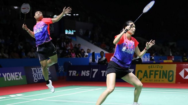 Pasangan ganda campuran Indonesia, Hafiz Faizal/Gloria Emanuelle Widjaja, melaju ke babak kedua Indonesia Open 2019 usai mengalahkan juniornya, Rinov Rivaldy/Pitha Haningtyas Mentari, di Istora Senayan, Jakarta, Rabu (17/7). [Humas PBSI]